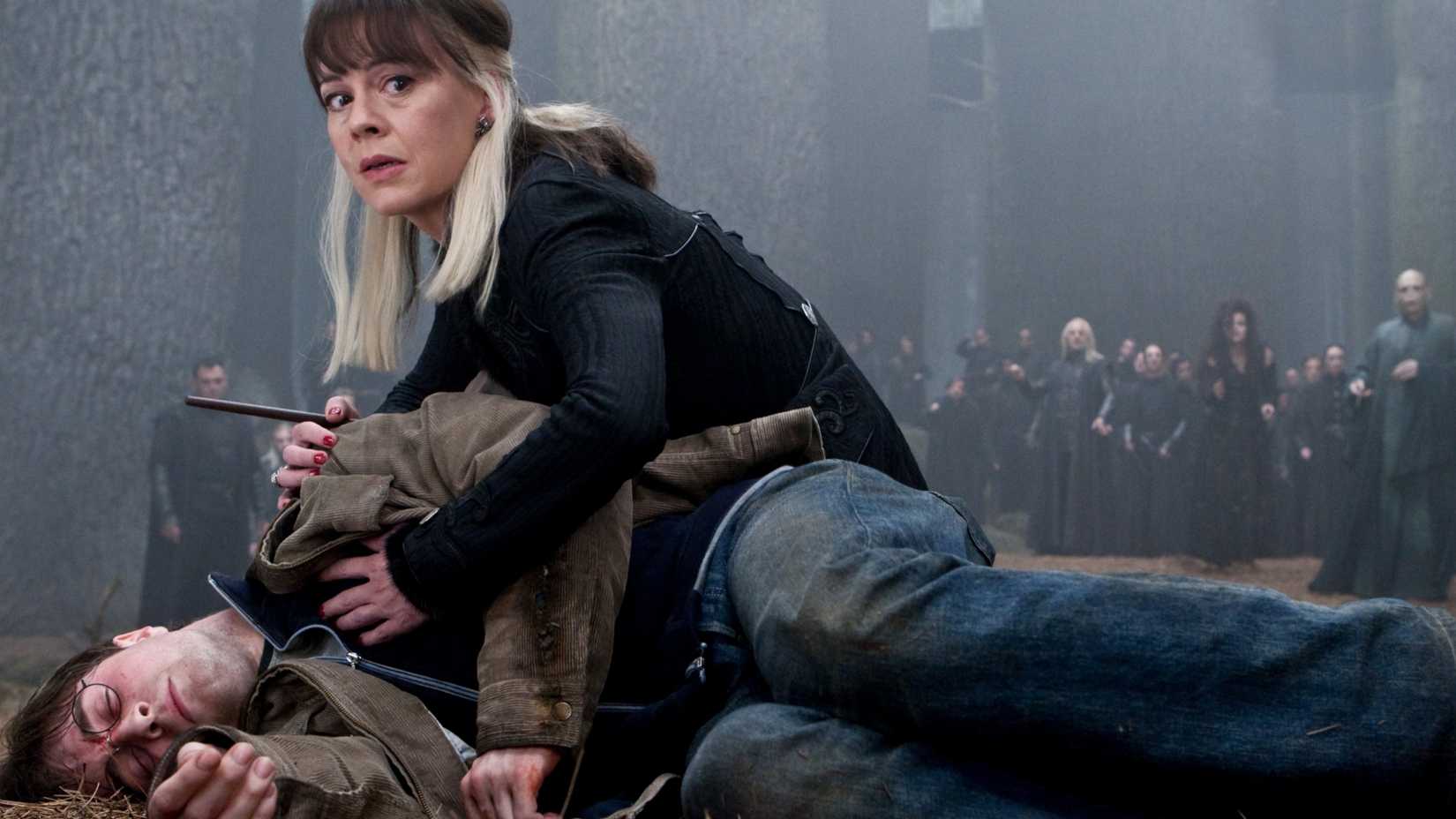 Helen McCrory como Narcisa Malfoy e Daniel Radcliffe como Harry Potter em Relíquias da Morte: Parte 2