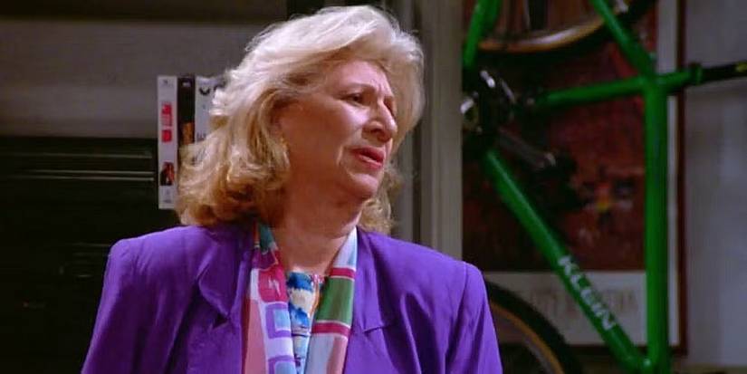 Helen Seinfeld in einem lila Blazer über einer gemusterten Bluse