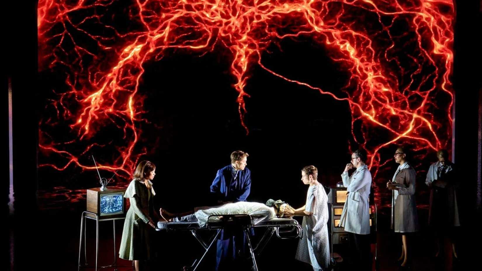 Henry Creel em experimento na produção de Stranger Things: The First Shadow.