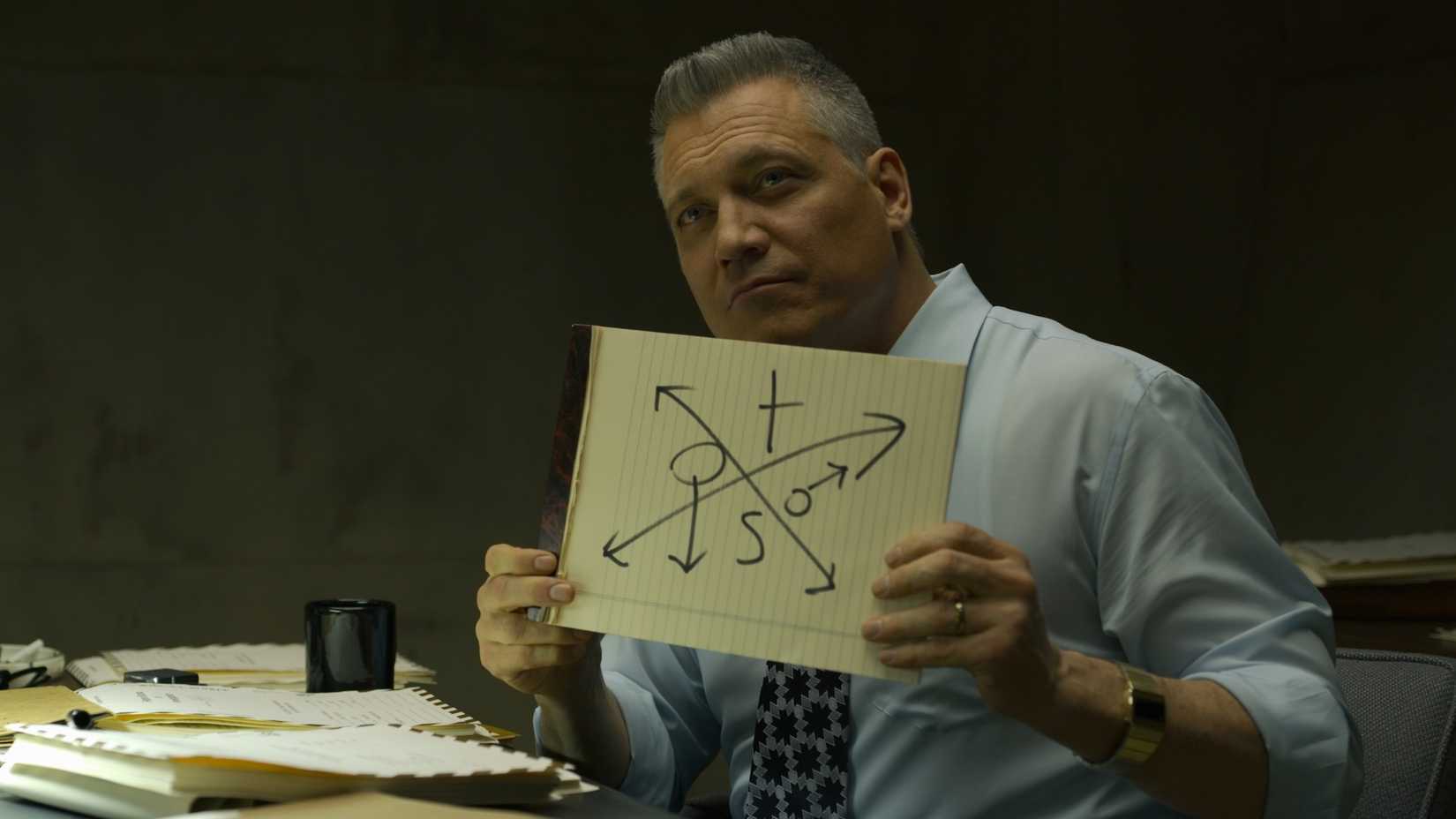 Holt McCallany segura um bloco em Mindhunter