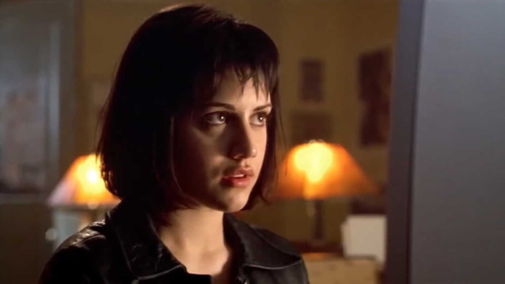 Imagem do trailer de Cherry Falls do YouTube mostrando um personagem olhando para fora da tela