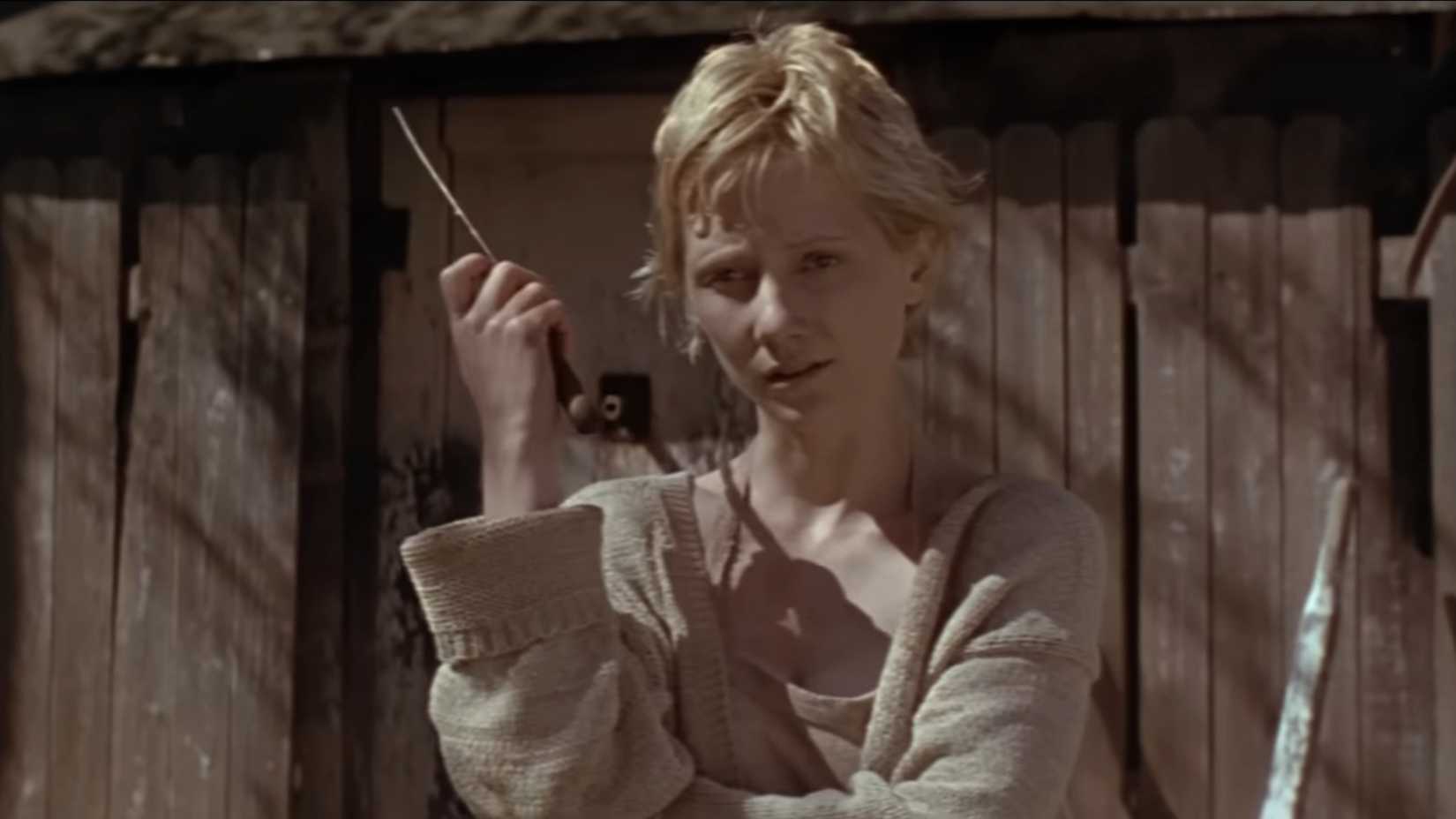 Imagem do trailer oficial de Eu Sei o Que Vocês Fizeram no Verão Passado com um personagem olhando para fora da tela