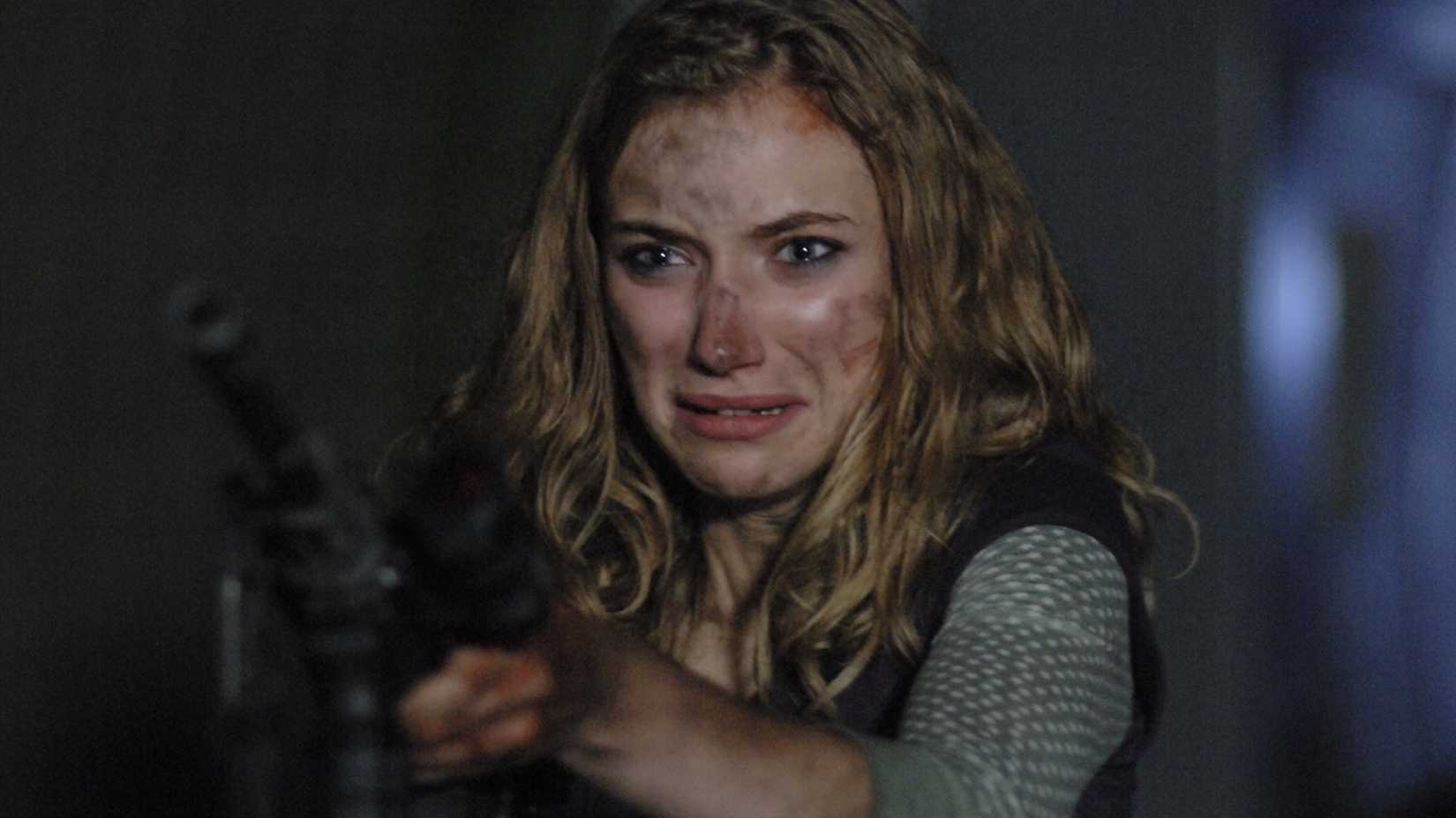Imogen Poots as Tammy holding a gun while looking terrified in 28 Weeks Later