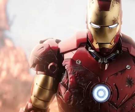 Железный человек смотрит в камеру в фильме "Железный человек" (2008)