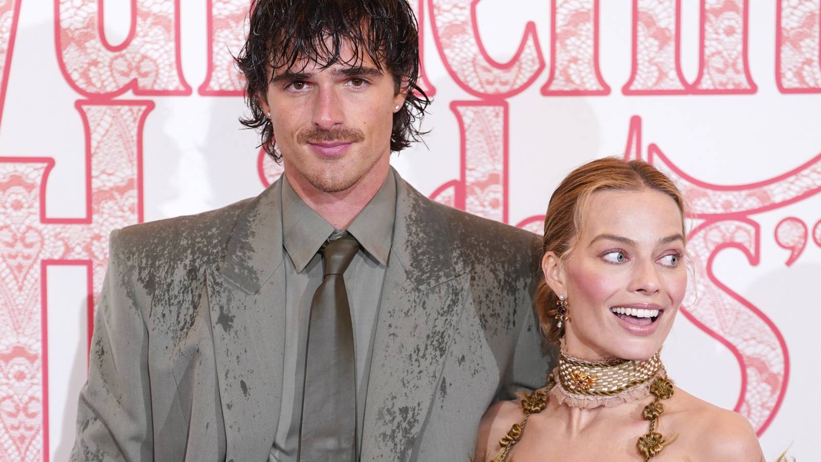 Jacob Elordi und Margot Robbie posieren auf dem roten Teppich für Wuthering Heights