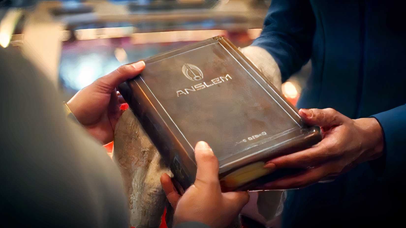 Jake Sisko e seu romance 'Anslem'.