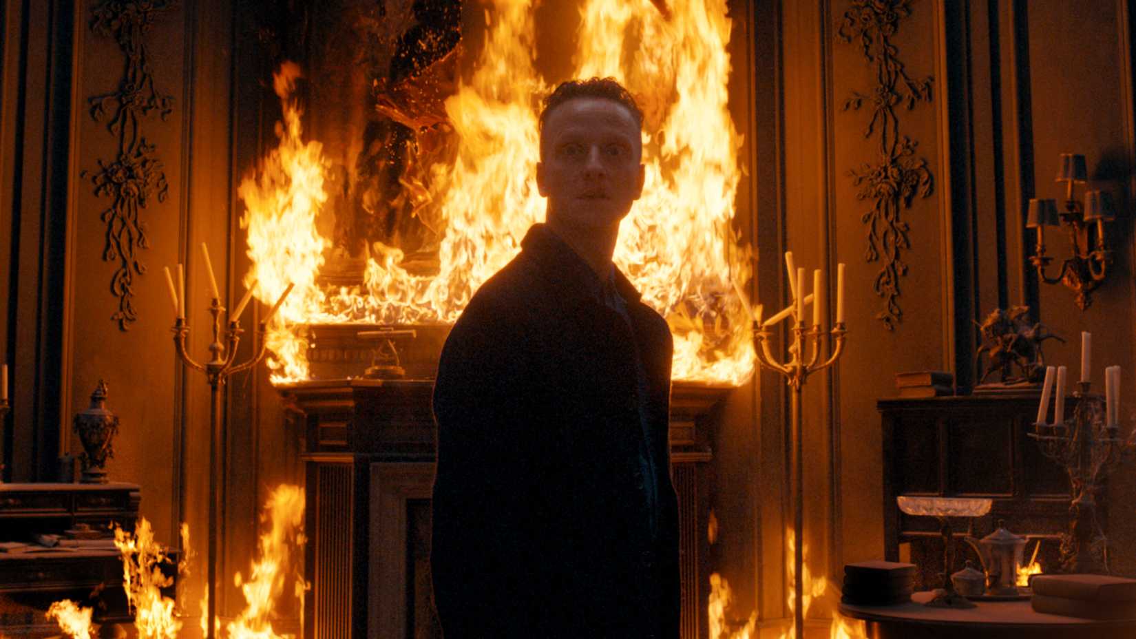 O Desconhecido (Jakob Diehl) em frente a uma fogueira em Dark