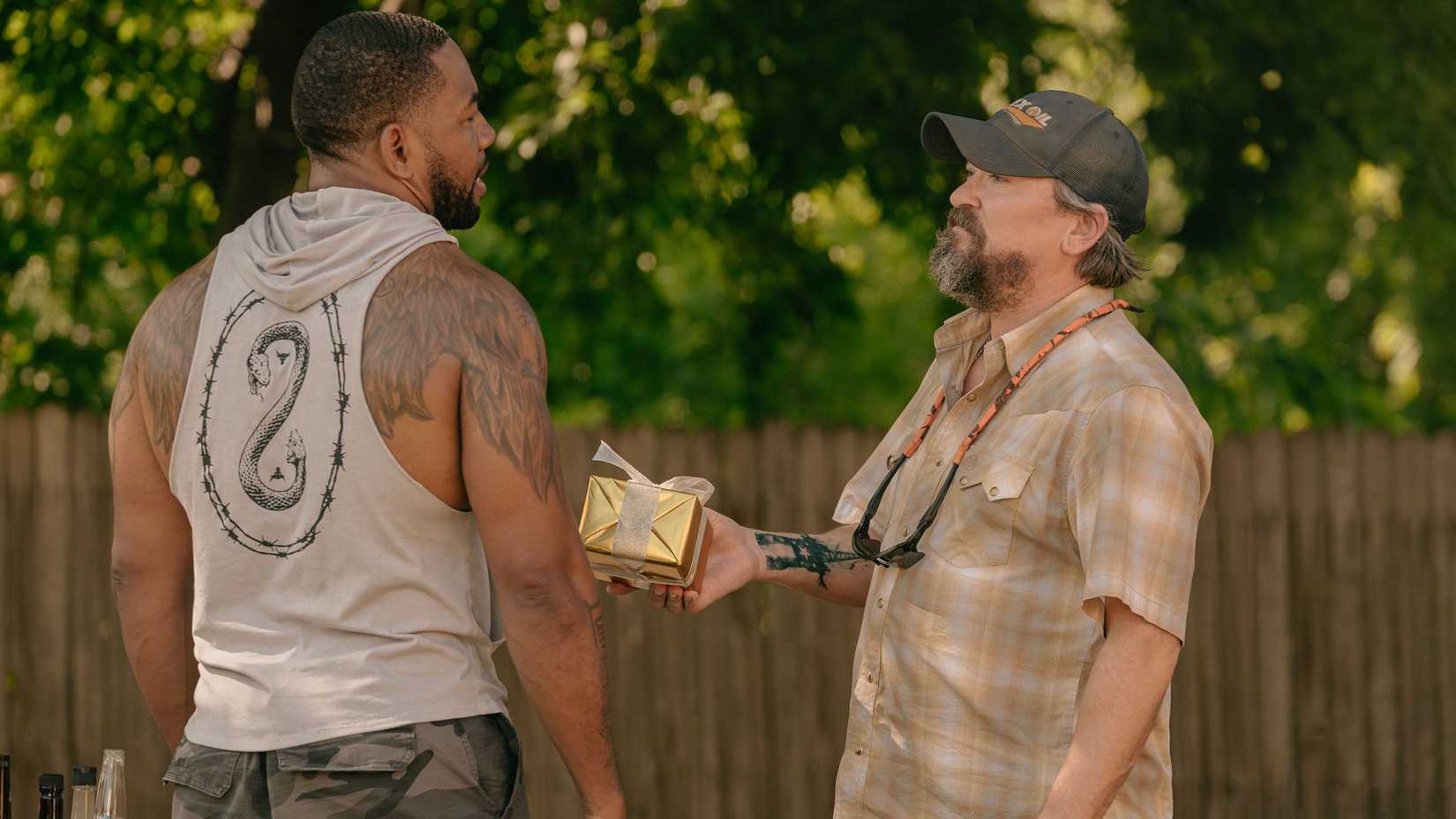 James Jordan como Dale em cena de Landman.