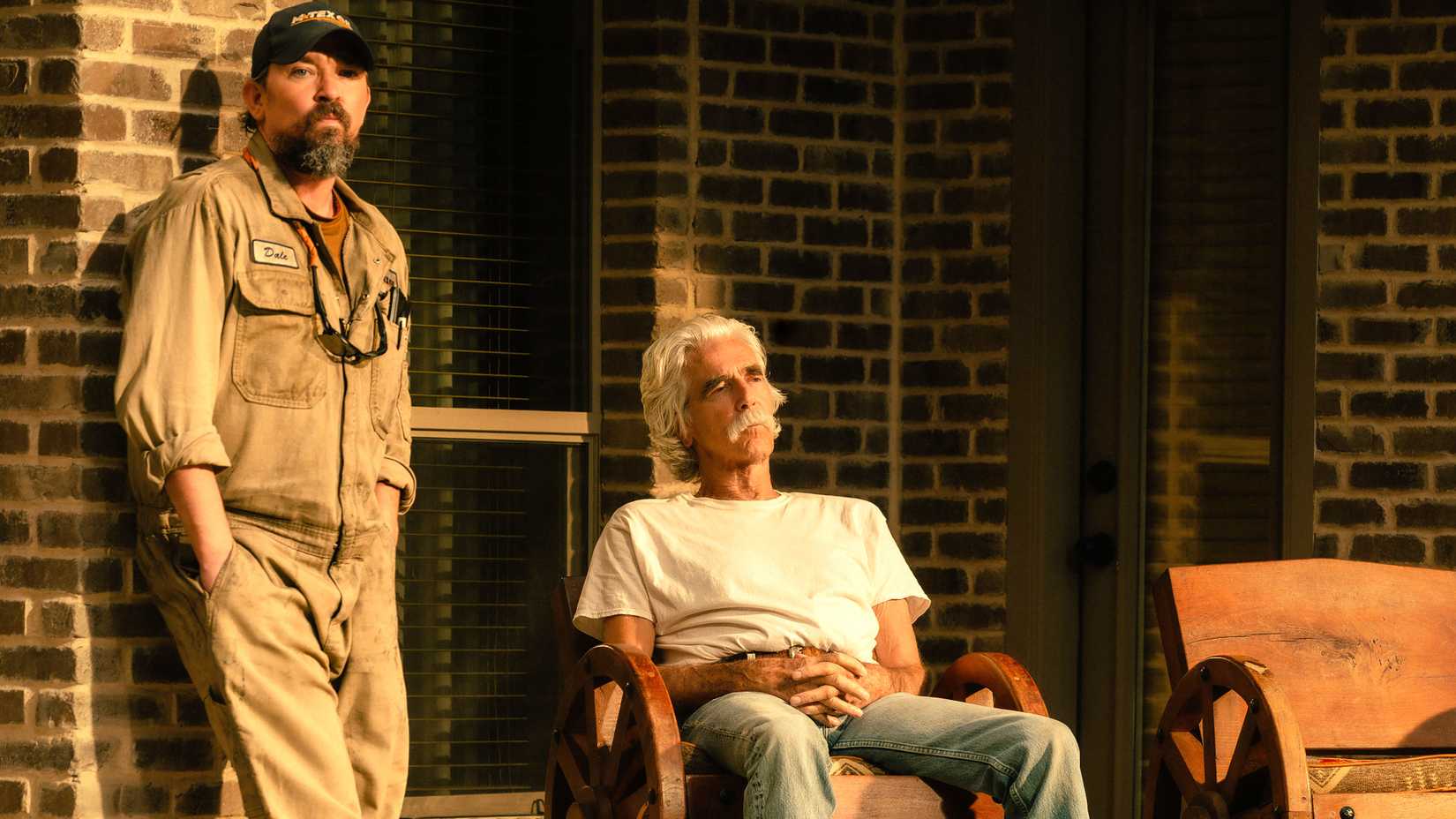 James Jordan como Dale e Sam Elliott como T.L. em Landman.