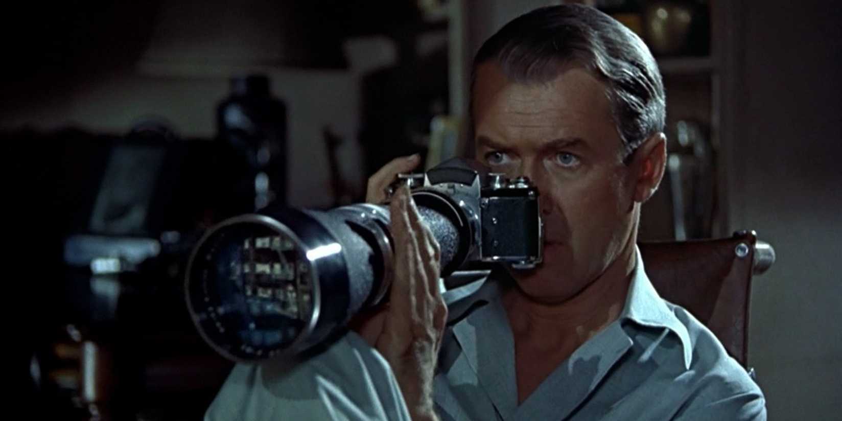 James Stewart olhando através de uma lente em Janela Indiscreta