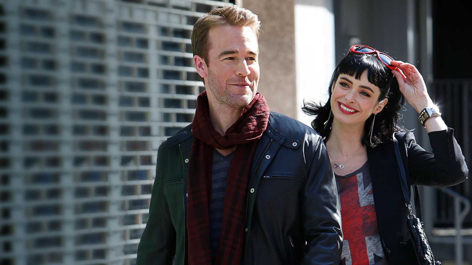 James Van Der Beek e Krysten Ritter em cena de Don't Trust the B**** in Apartment 23.