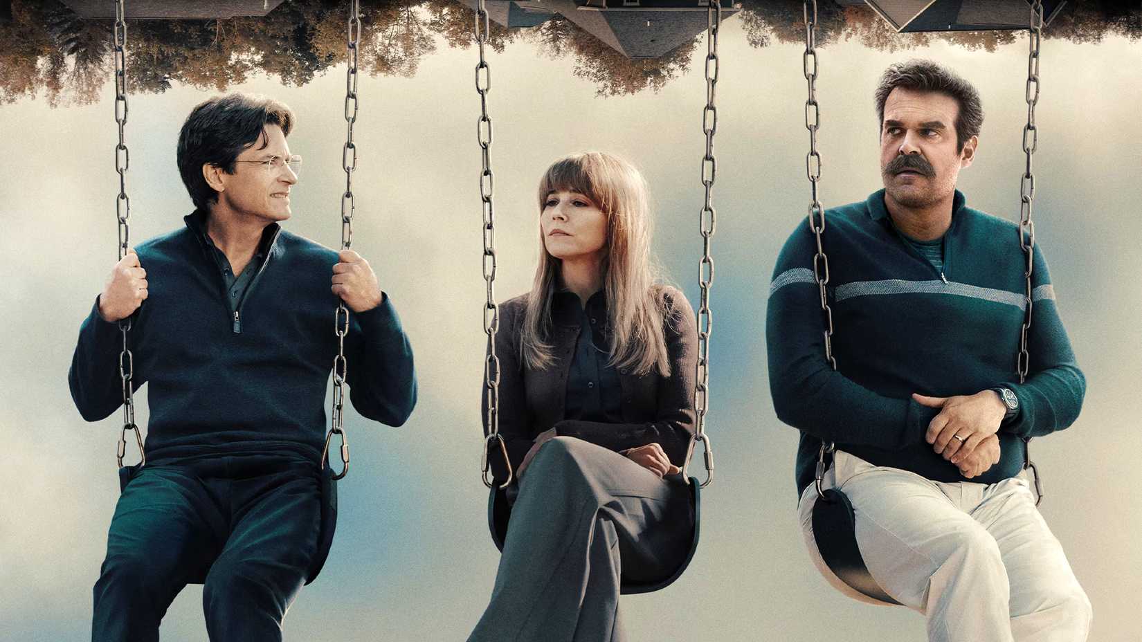 Jason Bateman, Linda Cardellini, e David Harbour em balanços no pôster de DTF St. Louis