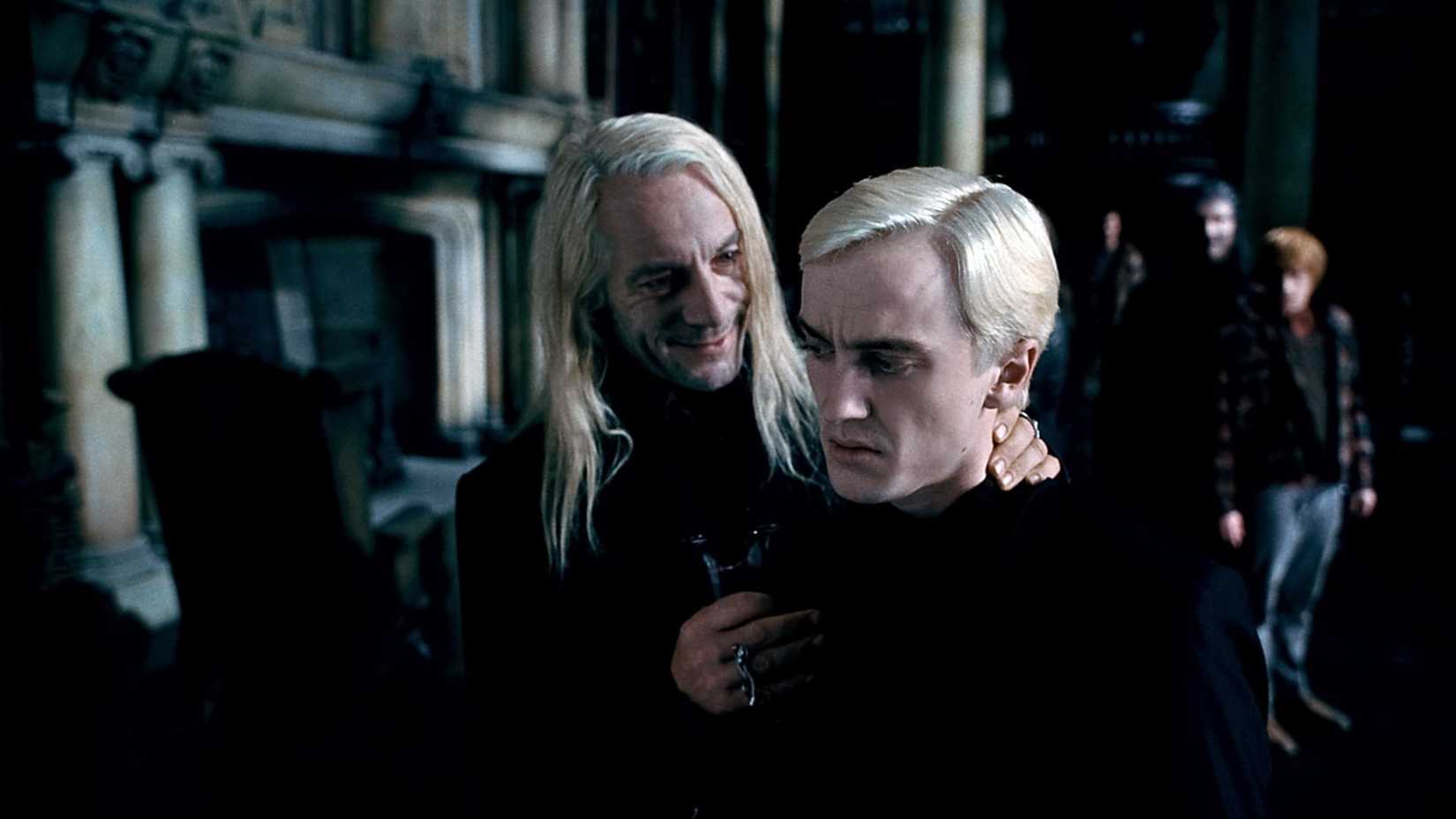 Jason Isaacs como Lucius Malfoy e Tom Felton como Draco Malfoy em Relíquias da Morte: Parte 1