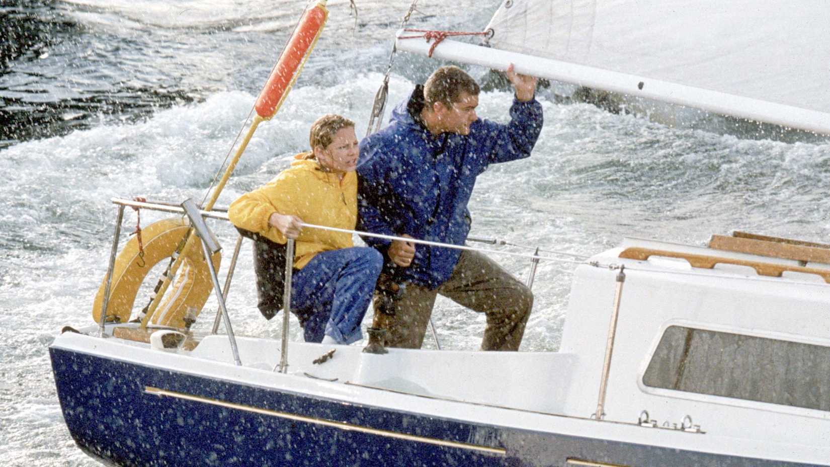 Jen und Pacey auf seinem Boot in einem Sturm in Dawson's Creek
