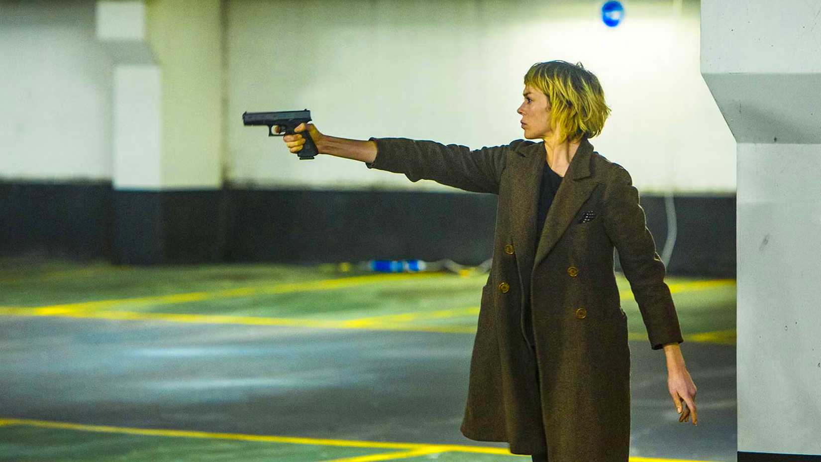 Jessica Hyde apontando uma arma em Utopia.