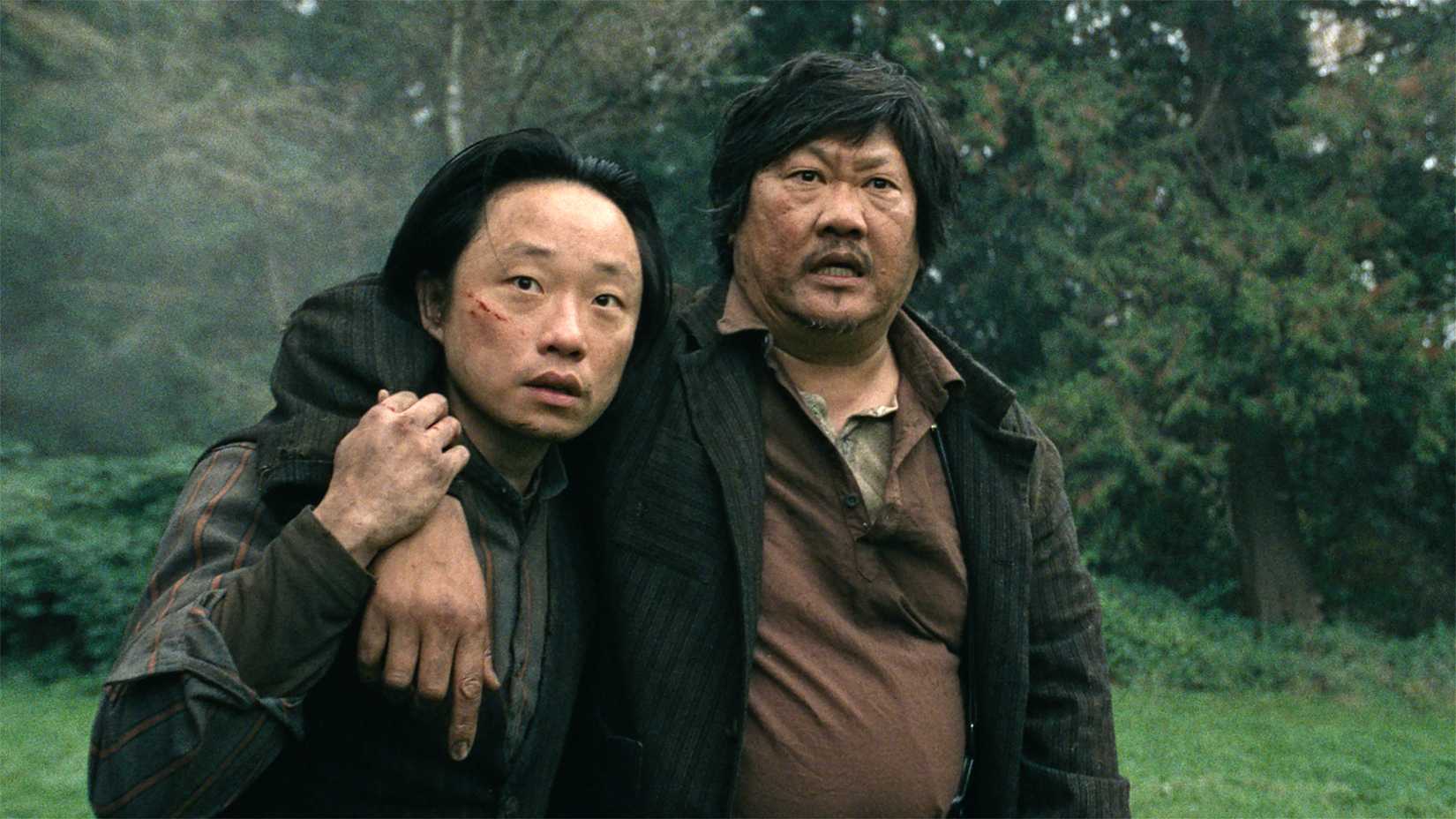Jimmy O. Yang und Benedict Wong sehen besorgt in einem Wald in Rock Springs aus
