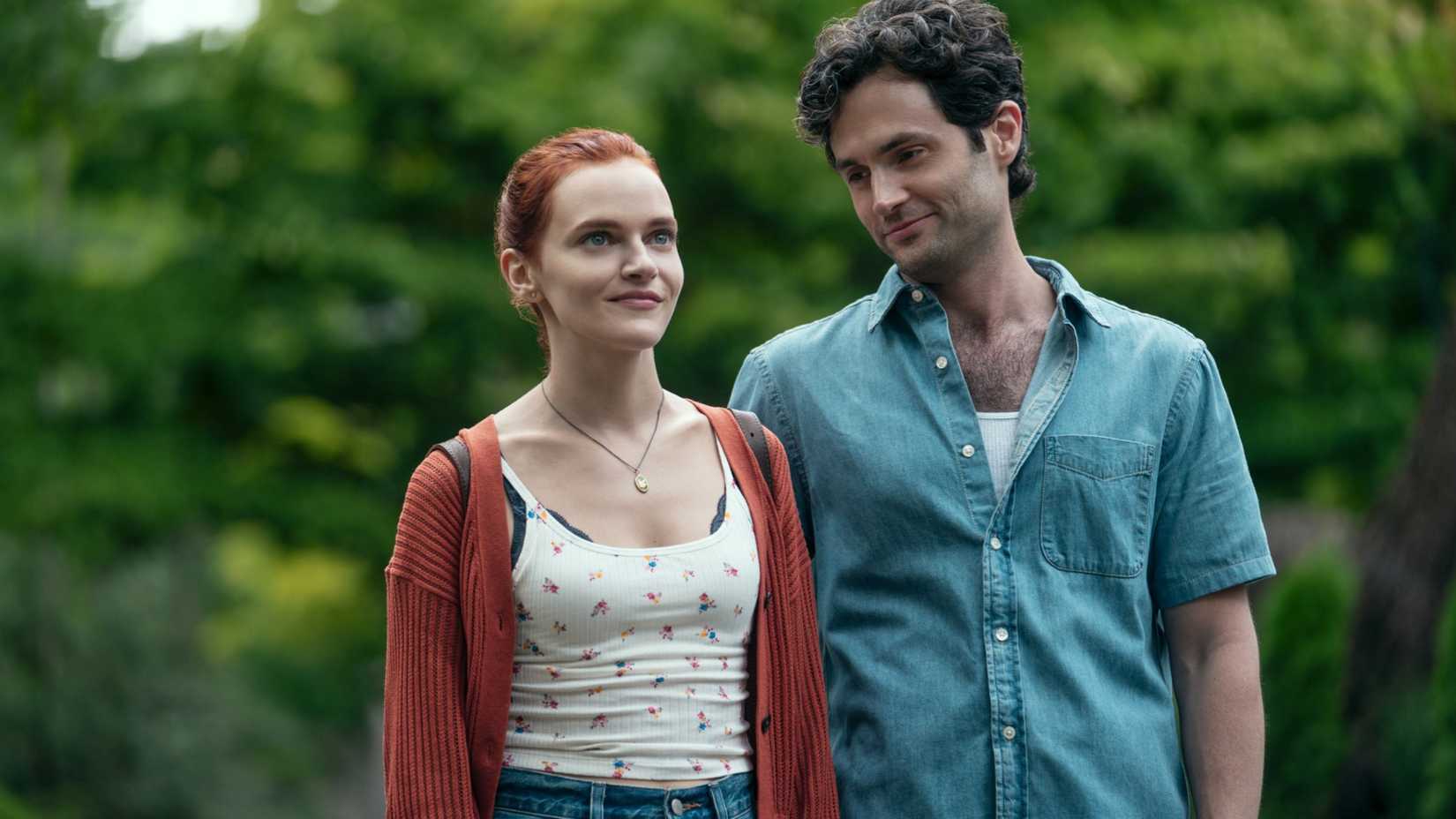 Joe Goldberg (Penn Badgley) lächelt Bronte in You Staffel 5 an