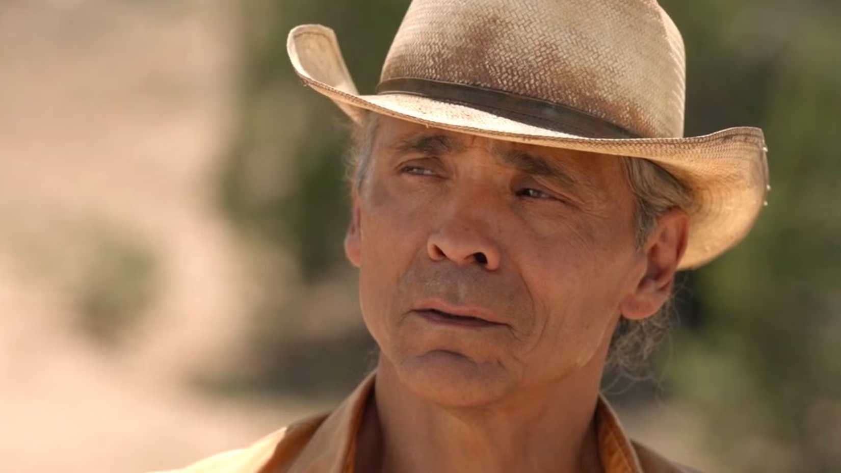 Joe Leaphorn (Zahn McClarnon) em Dark Winds, temporada 3, episódio 8