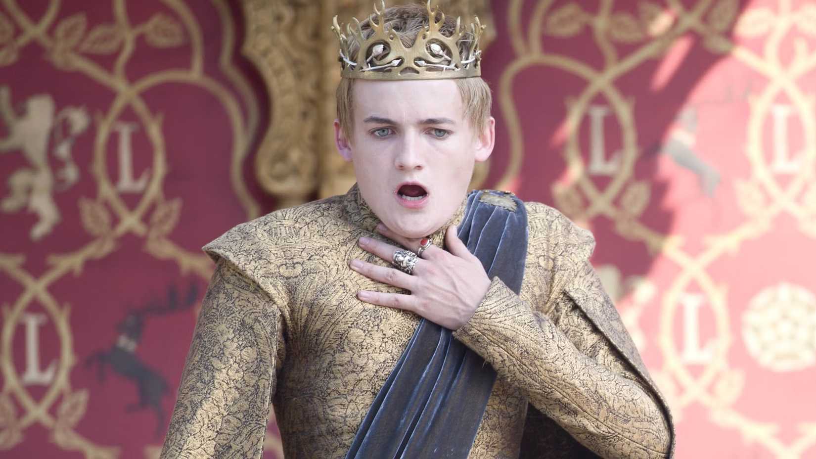 Joffrey fasst sich in „Game of Thrones“ an die Kehle