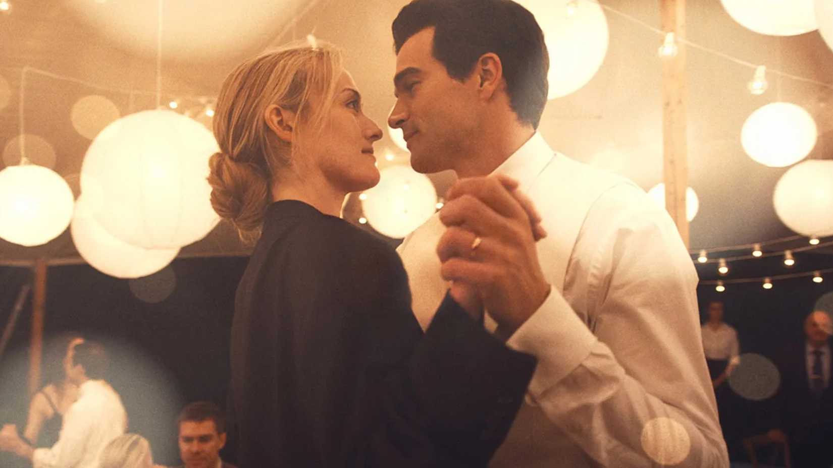 John e Carolyn dançando em Love Story, série sobre John F. Kennedy Jr. e Carolyn Bessette
