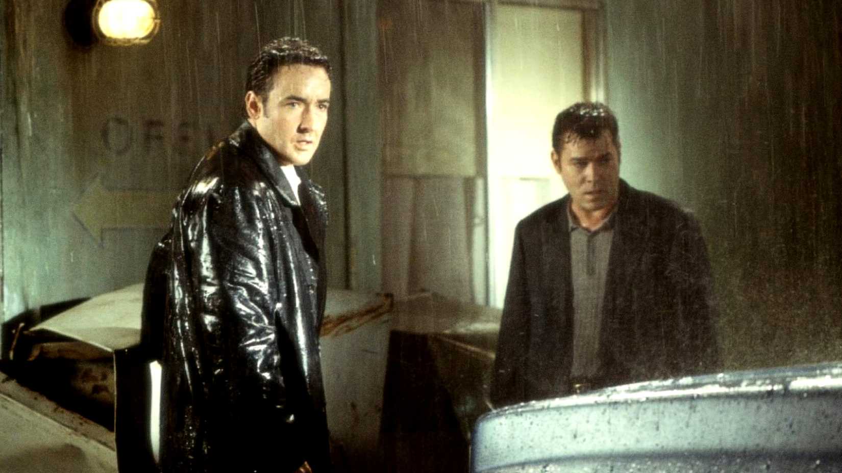 John Cusack e Ray Liotta em cena de Identity