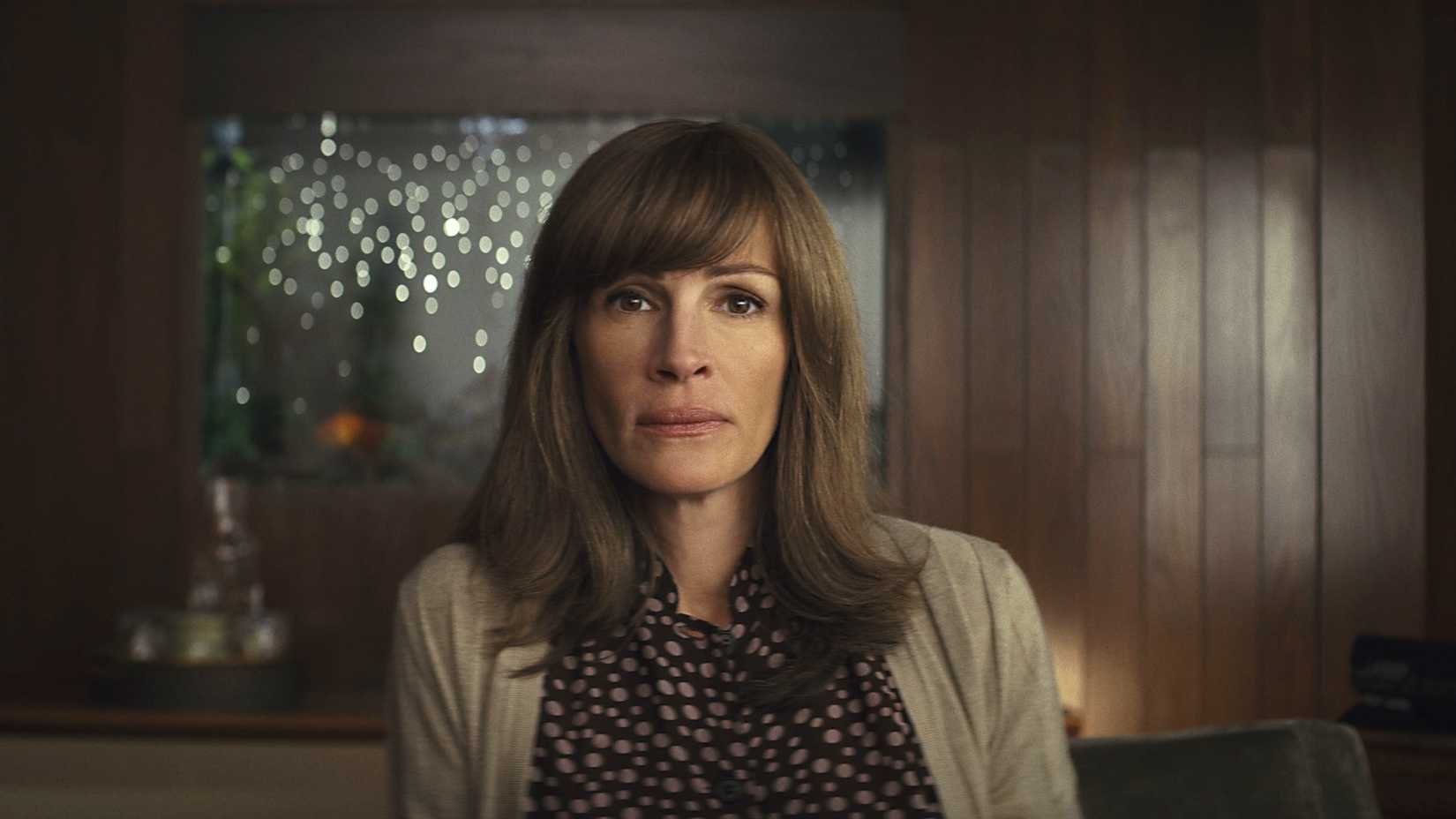 Julia Roberts como Heidi, preocupada em Homecoming (2018)