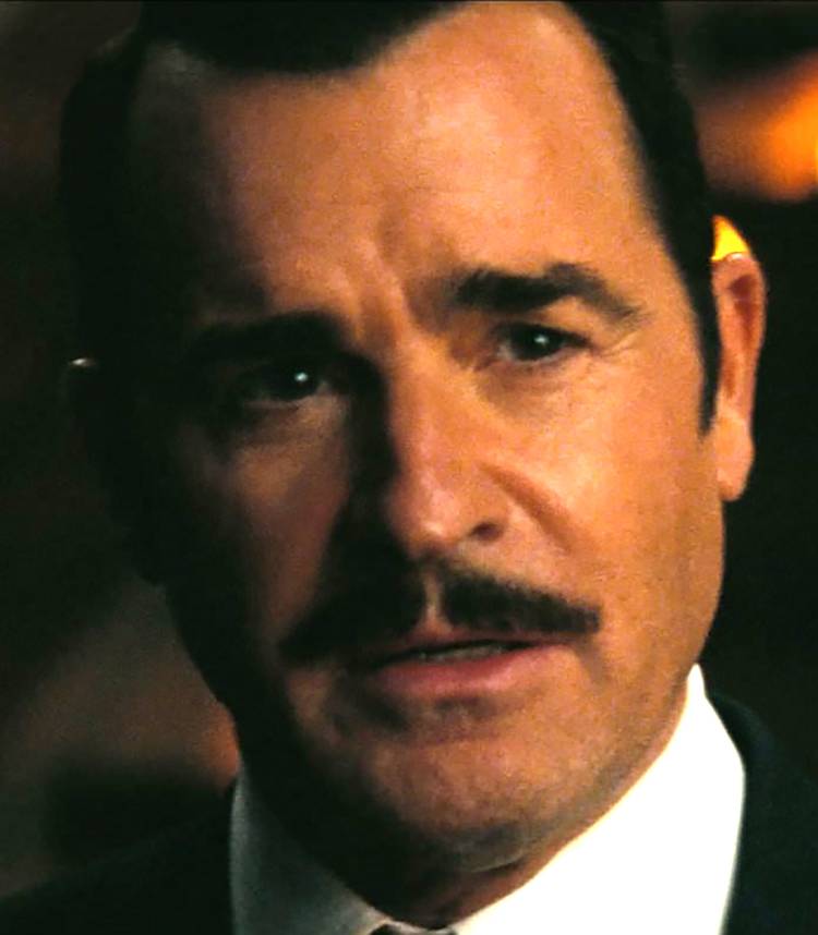 Фото Джастина Теоре в роли Хауса, задумчиво смотрящего в Fallout 2 сезон