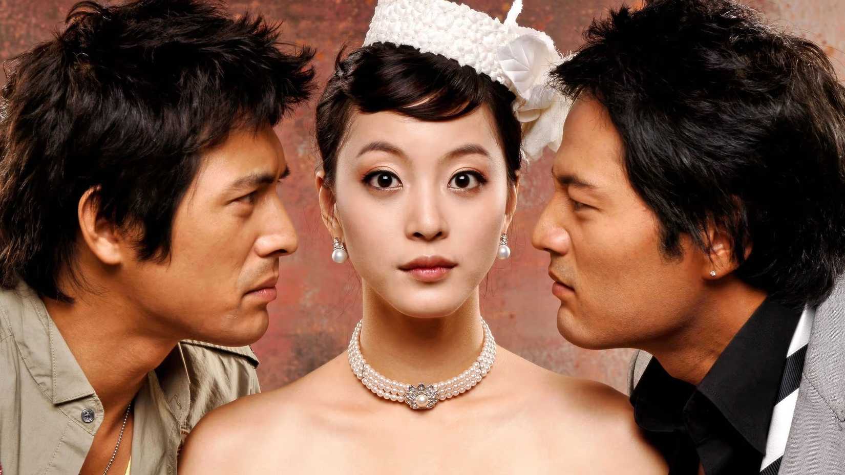 Uma mulher olhando para frente com dois homens ao seu lado no K-Drama Couple Or Trouble.