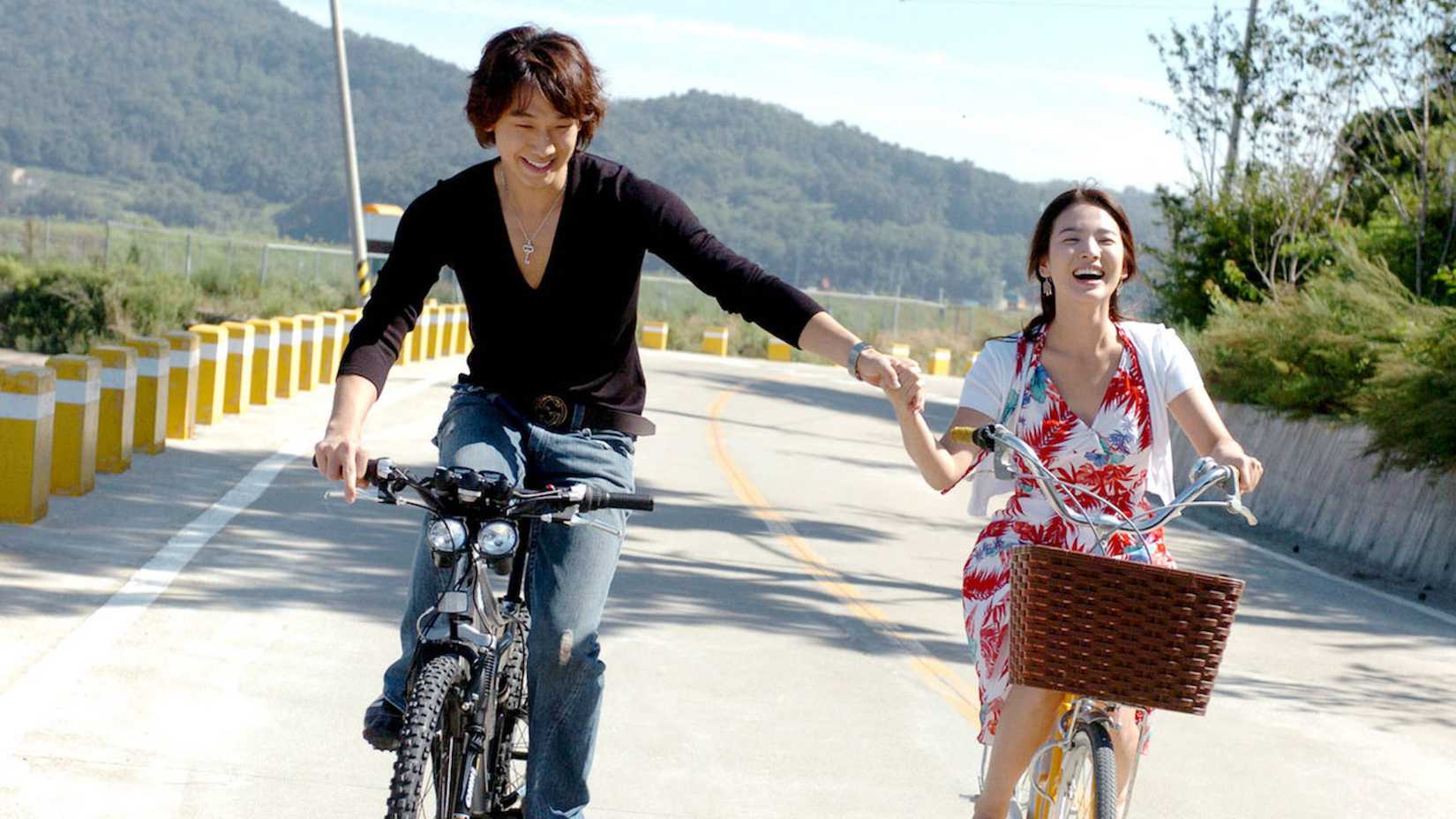 Um casal andando de bicicleta no K-Drama Full House.