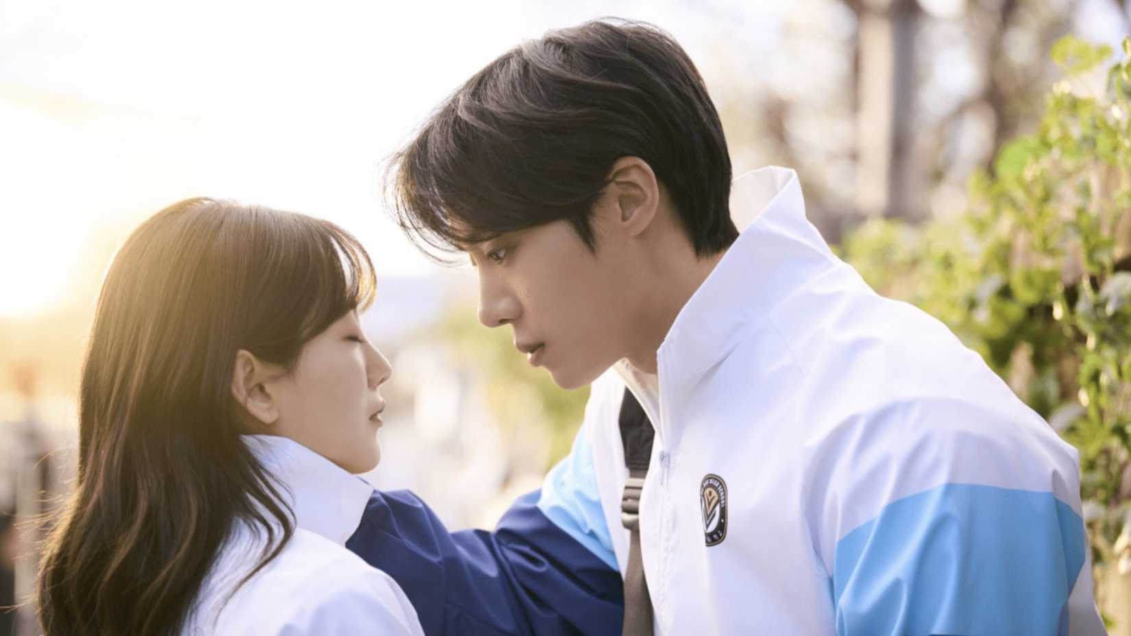 Dois estudantes se aproximando para um beijo no K-Drama Head Over Heels.