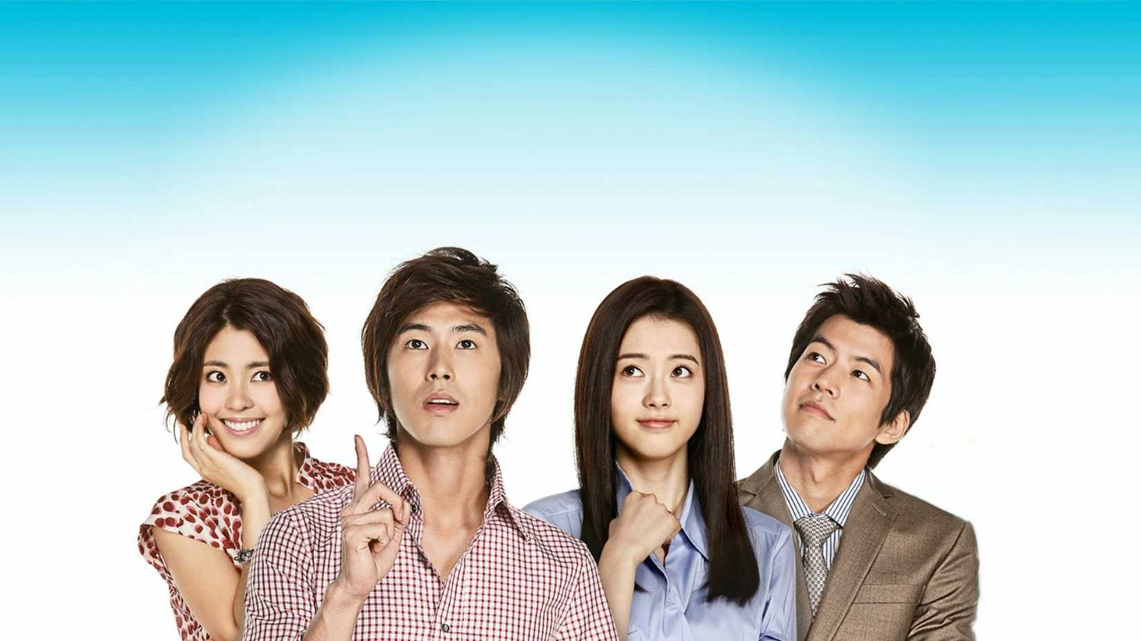 Quatro pessoas posando em frente a um fundo degradê azul e branco no K-Drama Heading To The Ground.