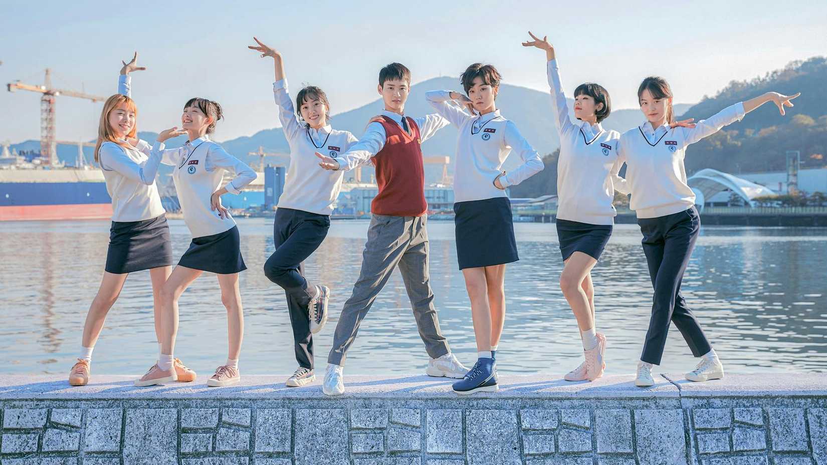 Um grupo de estudantes posando no K-Drama Just Dance.