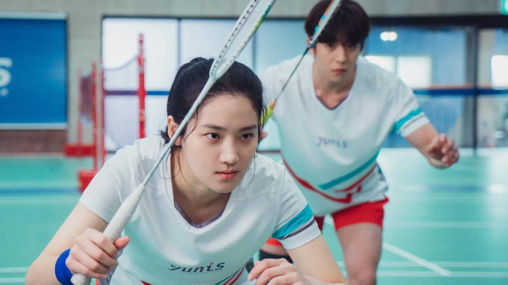 Dois jogadores de badminton no K-Drama Love All Play.