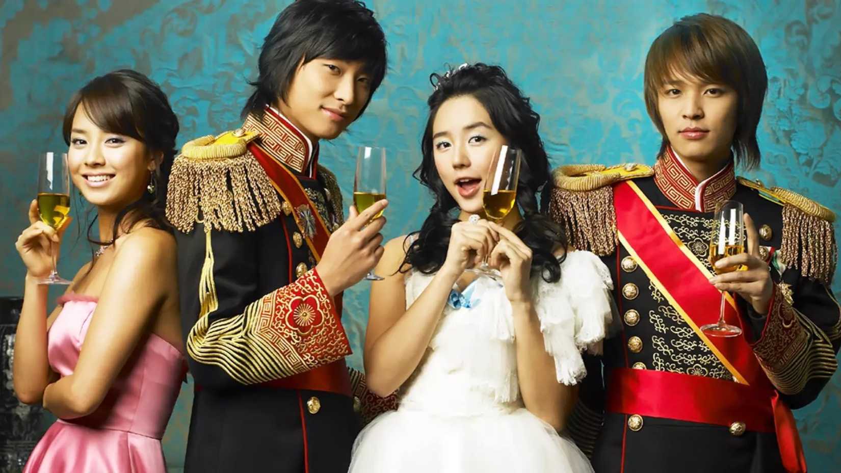 Quatro adolescentes em trajes reais e casacos no K-Drama Princess Hours.