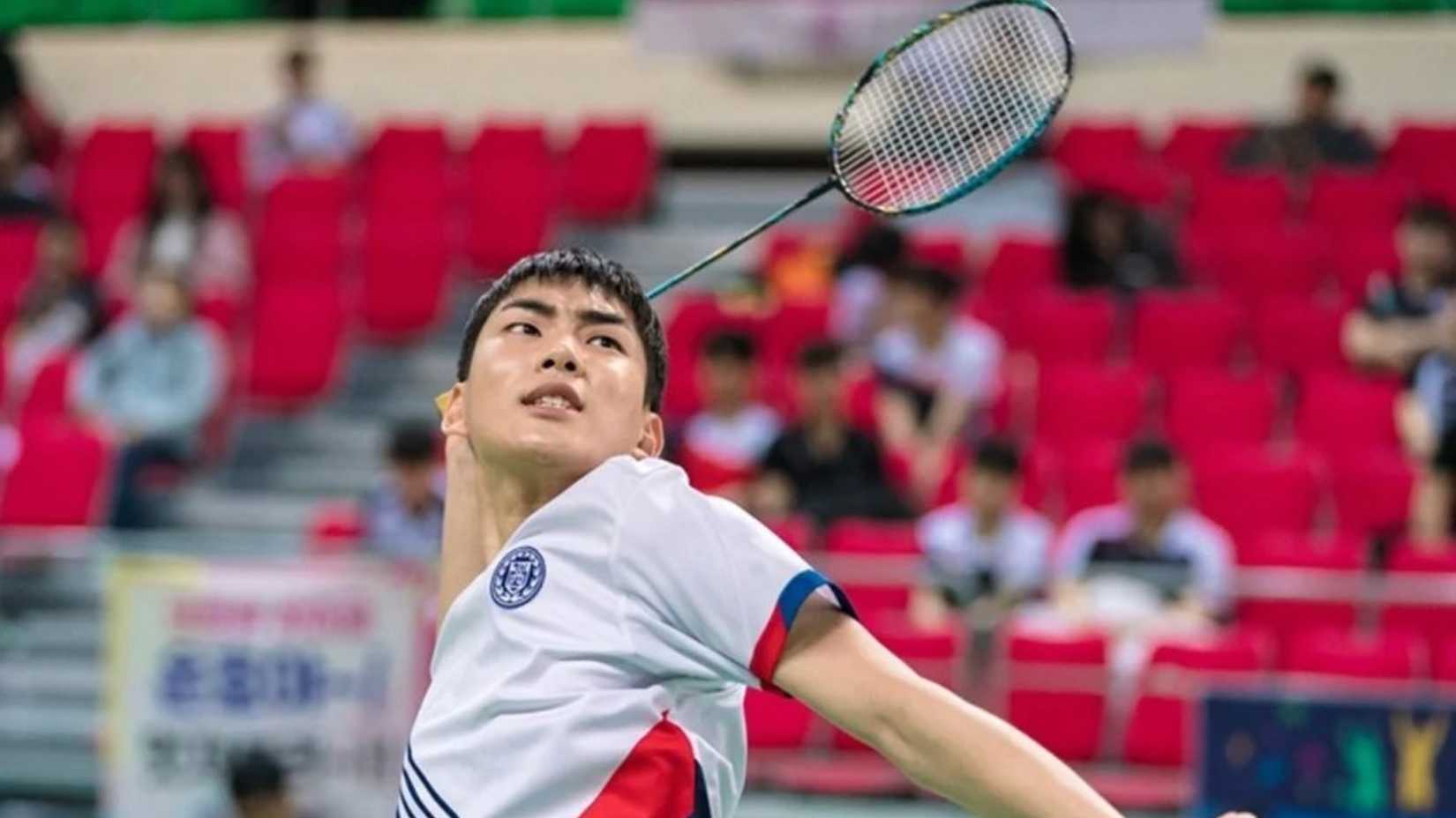Um jovem jogador de badminton no K-Drama Racket Boys.