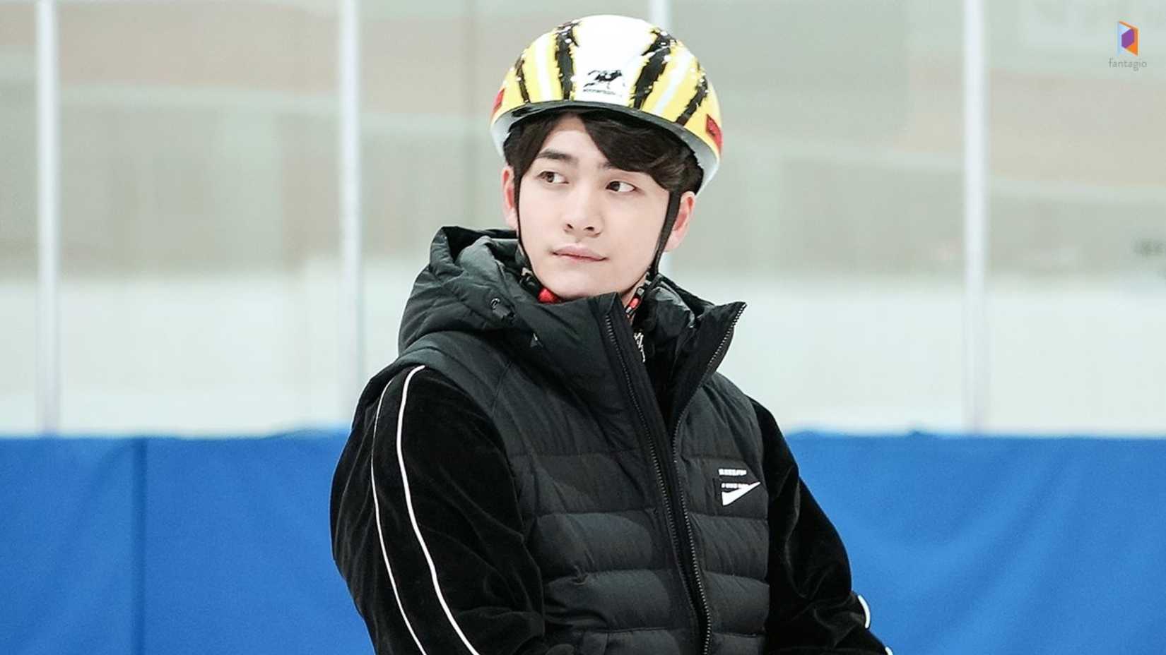 Um patinador de velocidade em uma pista de gelo no K-Drama Short.