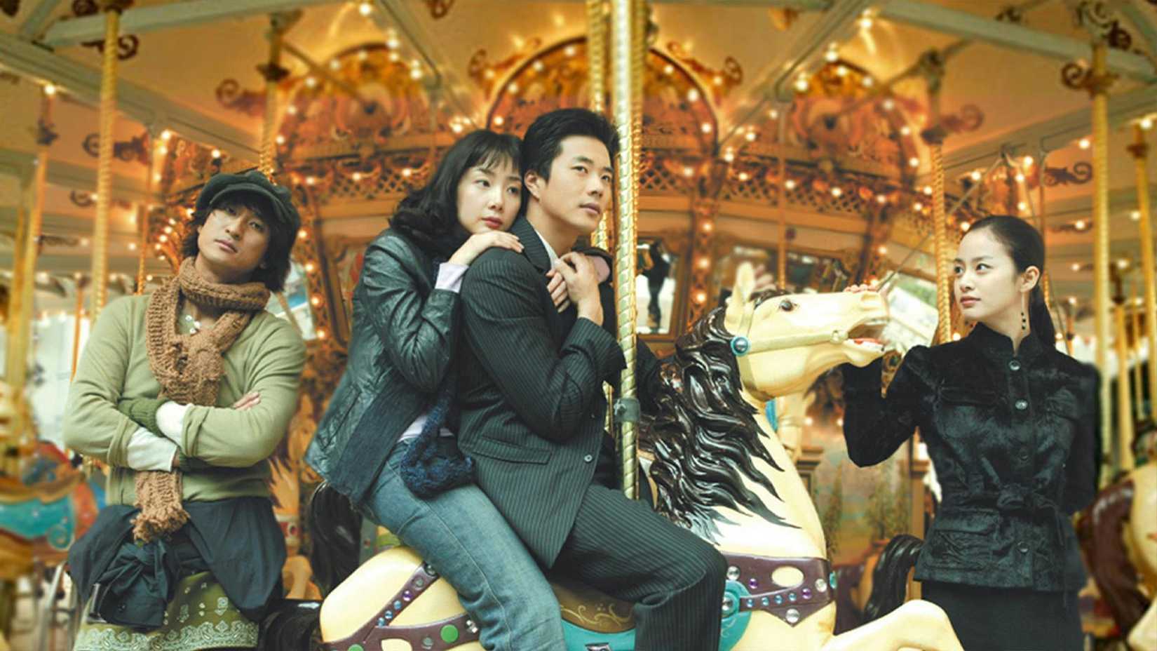 Quatro pessoas andando em um carrossel no K-Drama Stairway to Heaven.