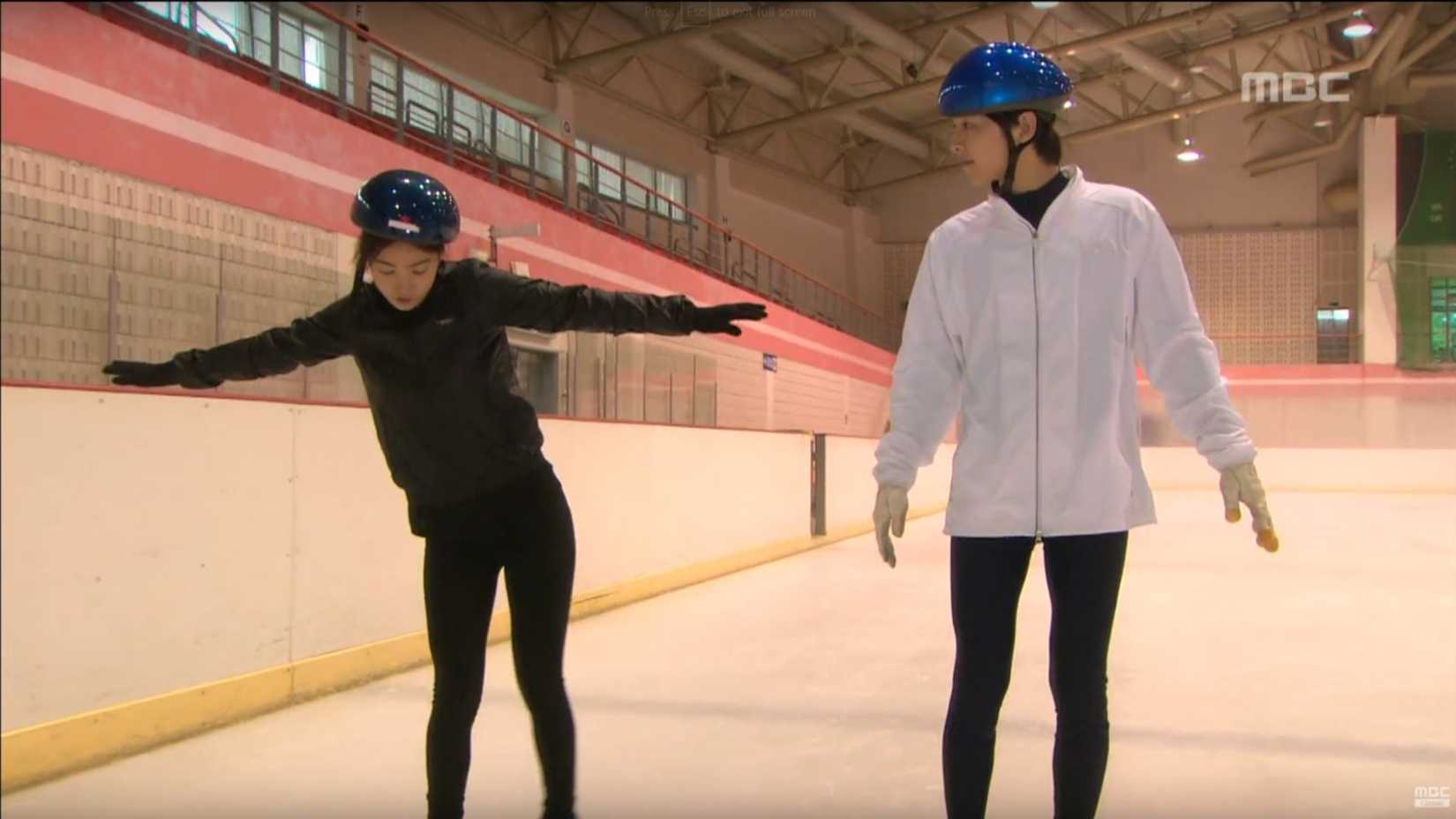 Um casal patinando no gelo no K-Drama Triple.