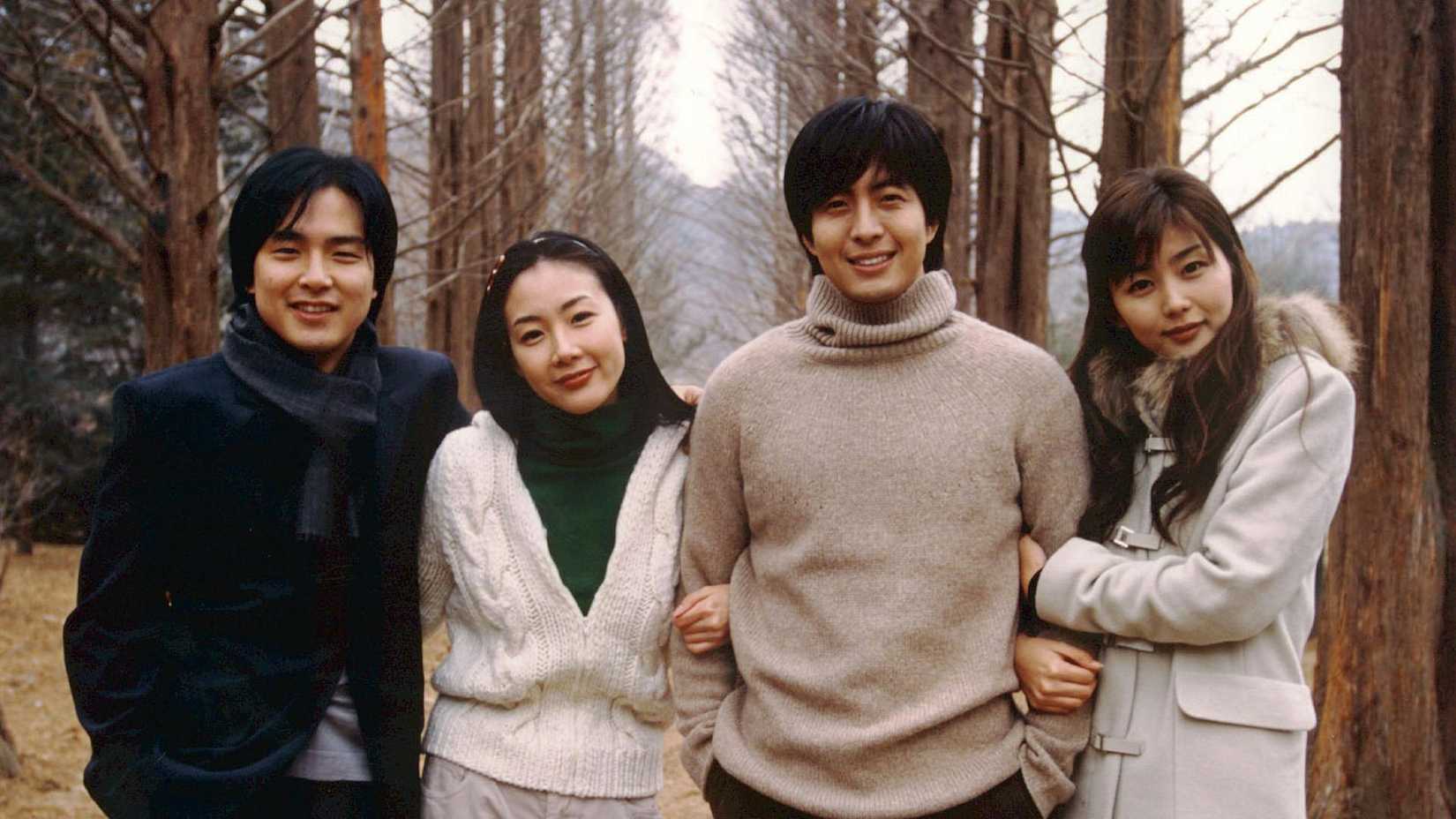 Quatro pessoas em um bosque frio no K-Drama Winter Sonata.