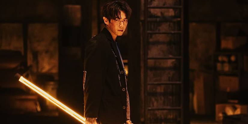 Kai Ko como Han Chieh empunhando uma espada brilhante em Agent from Above.