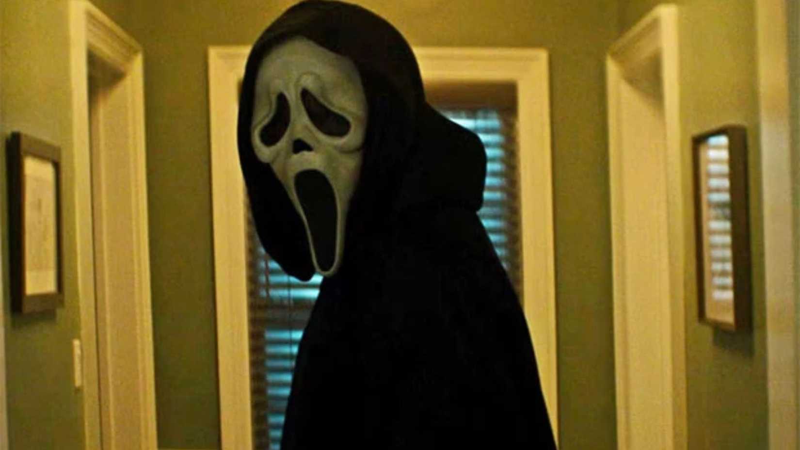 Karl como o assassino Ghostface na casa de Sidney em Scream 7