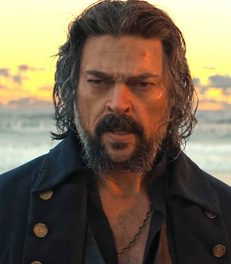 Karl Urban como Capitão Connor em The Bluff