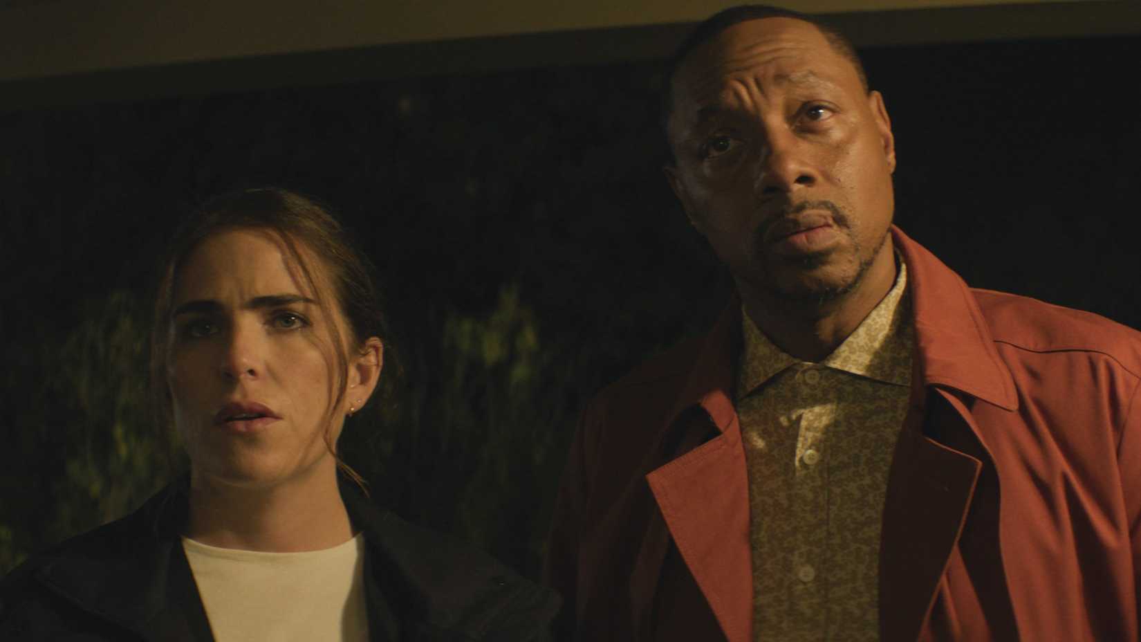 Karla Souza als Lee Reardon und Dorian Missick als Karl Connolly in 56 Tage