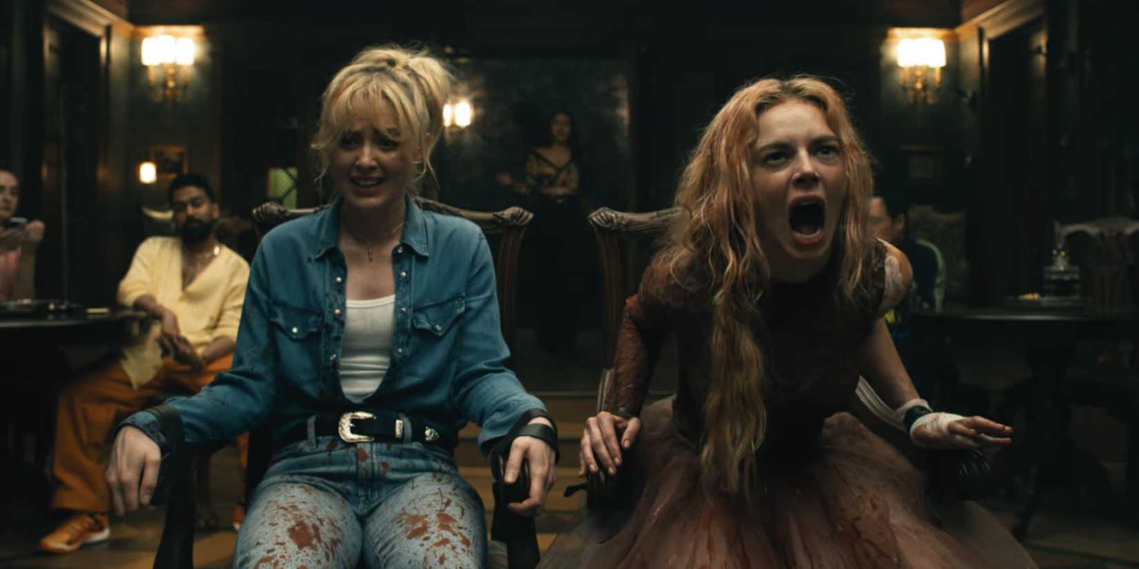 Kathryn Newton e Samara Weaving amarradas em cadeiras em Ready or Not 2 Here I Come