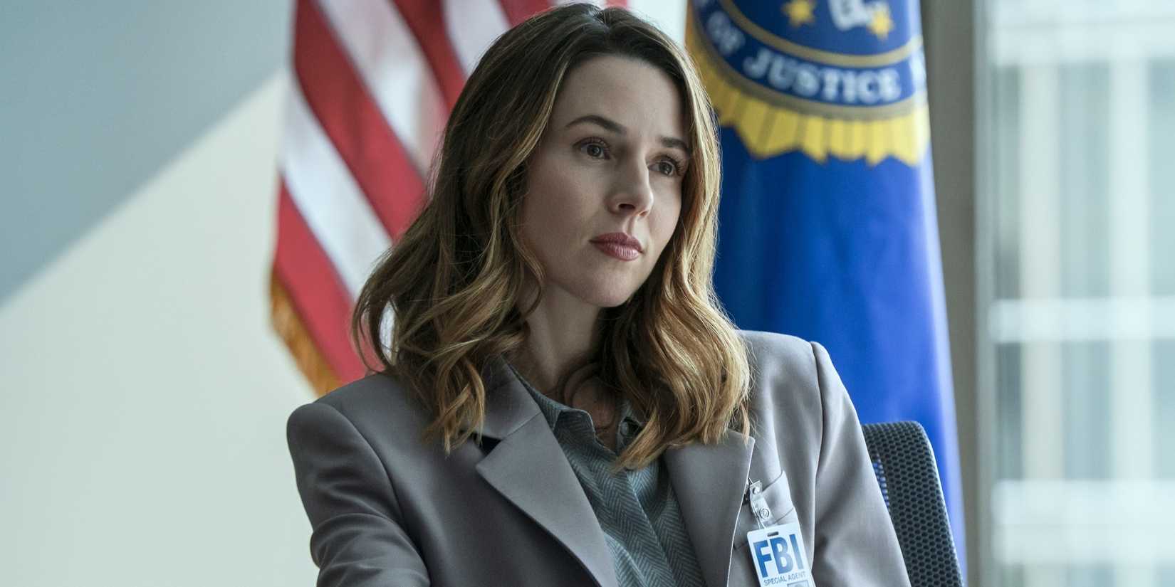 Kayla Craig sitzt in der zweiten Staffel von Cross in einem Anzug mit ihrem FBI-Abzeichen