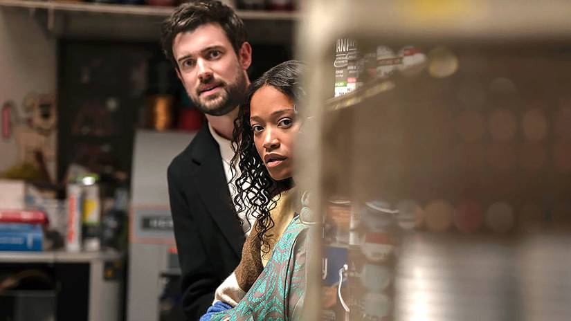 Samira von Keke Palmer und Rob von Jack Whitehall schauen um die Ecke in ein Geschäft in The 'Burbs