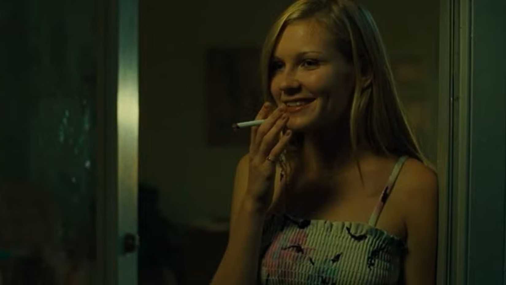 Kirsten Dunst raucht in The Virgin Suicide eine Zigarette