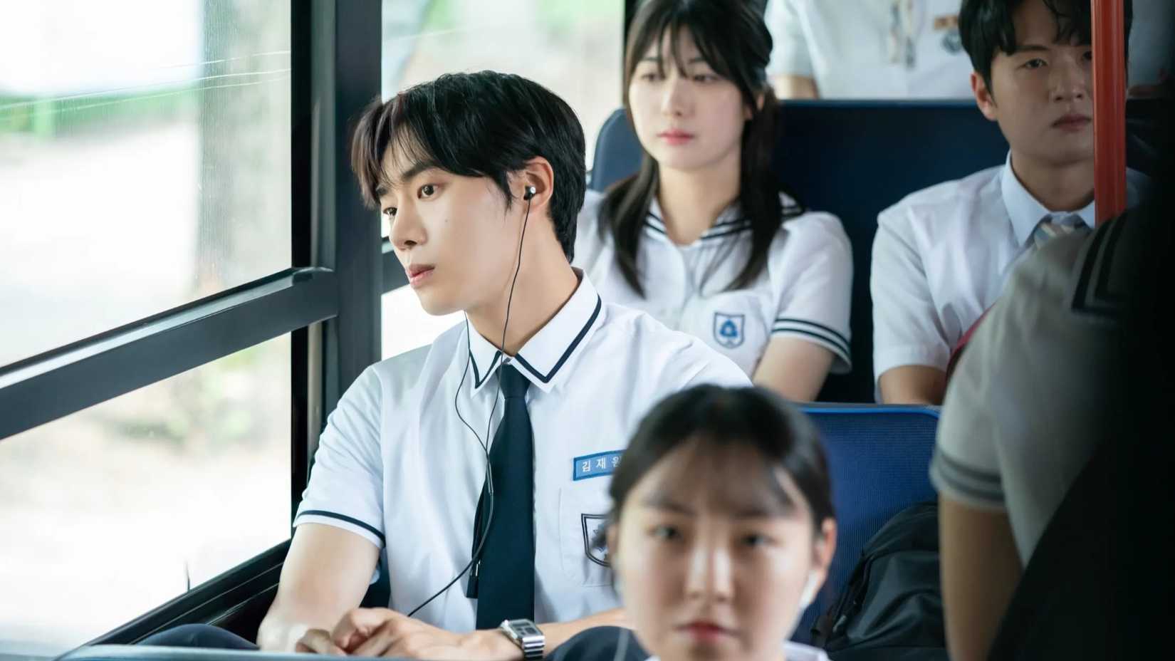 Un estudiante mira por la ventana en el autobús en la película coreana Even If This Love Disappears Tonight.