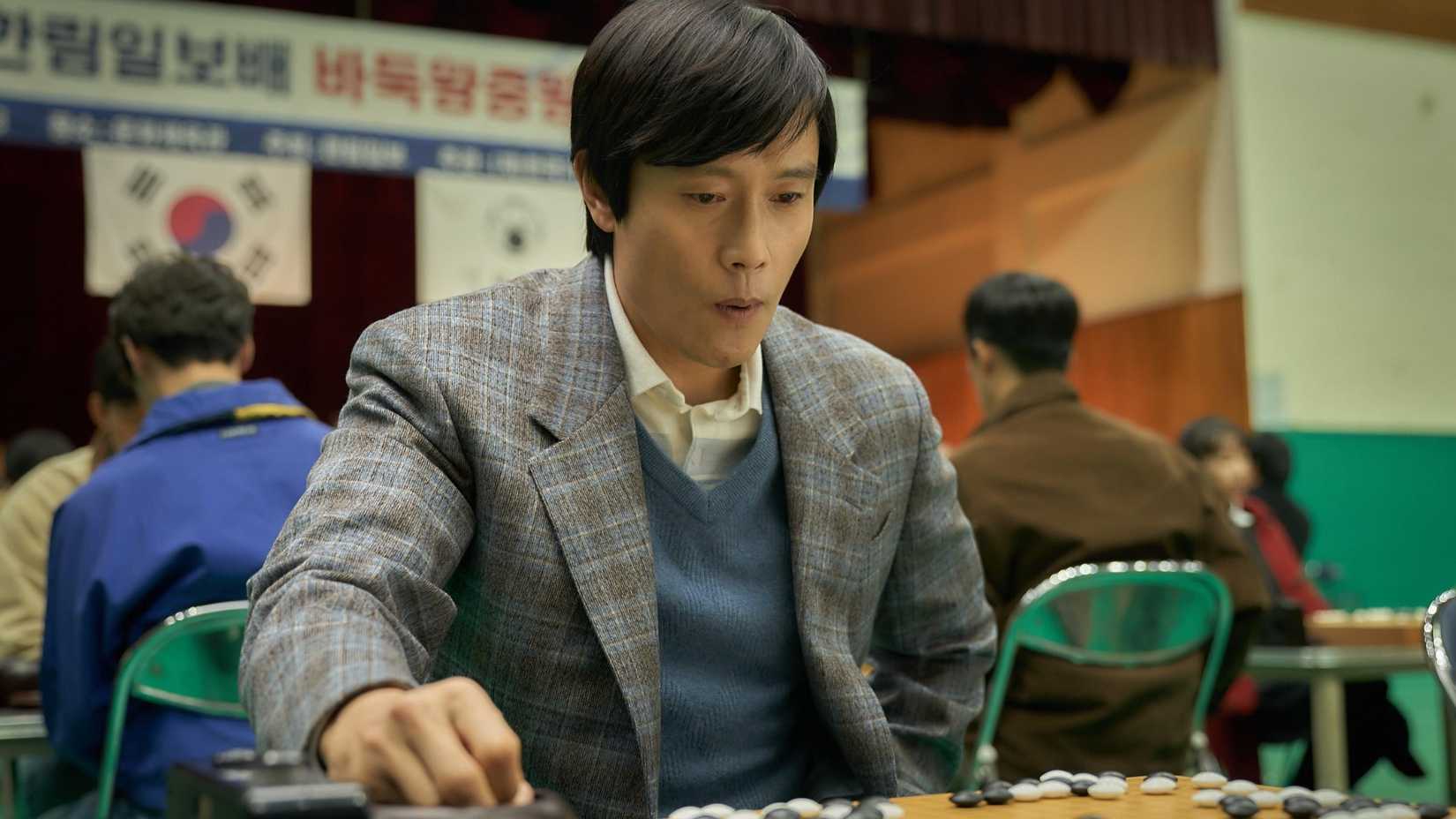 Un hombre juega al Go en la película coreana The Match.