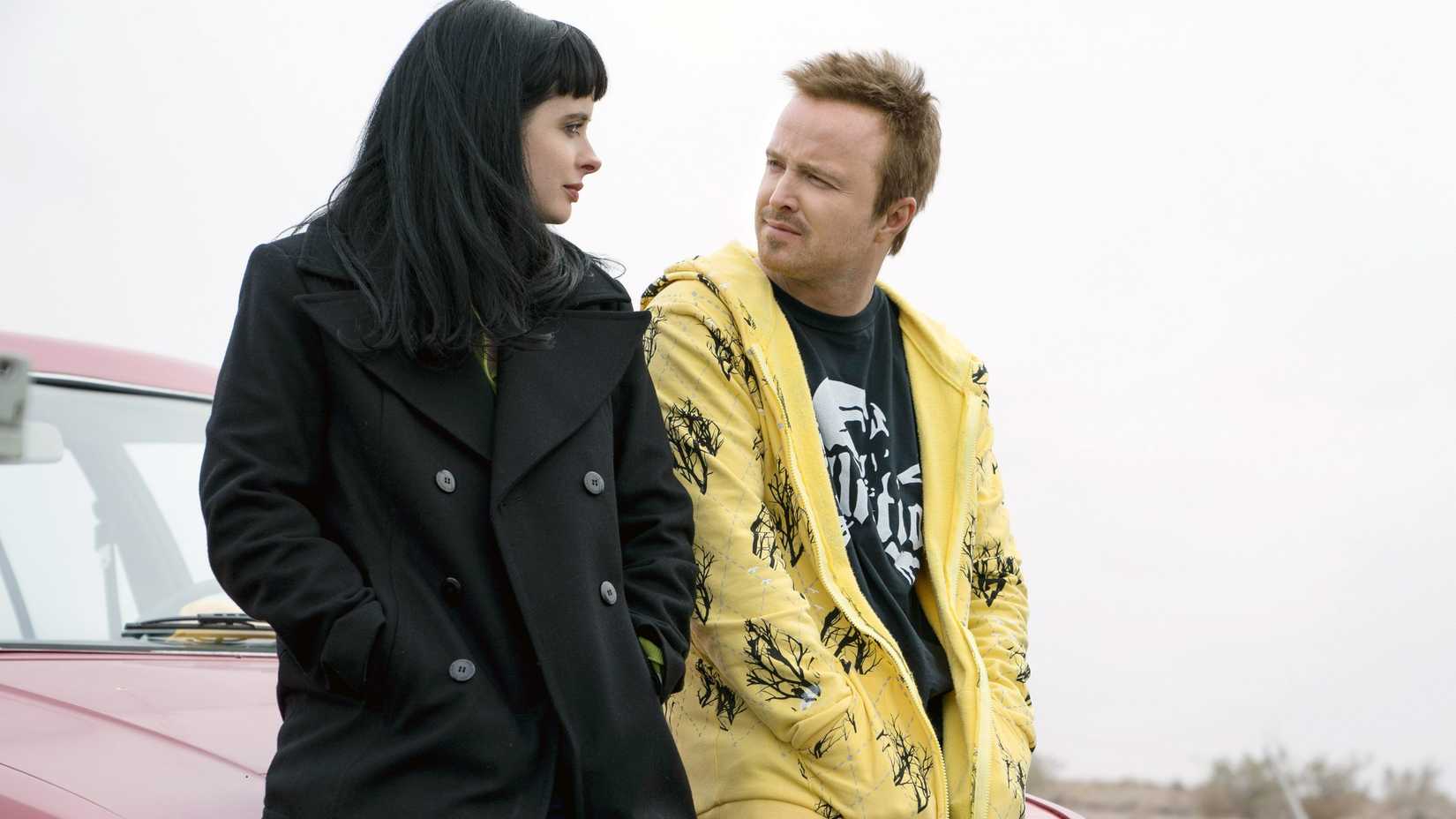 Krysten Ritter como Jane e Aaron Paul como Jesse conversando em frente a um carro em El Camino: A Breaking Bad Movie